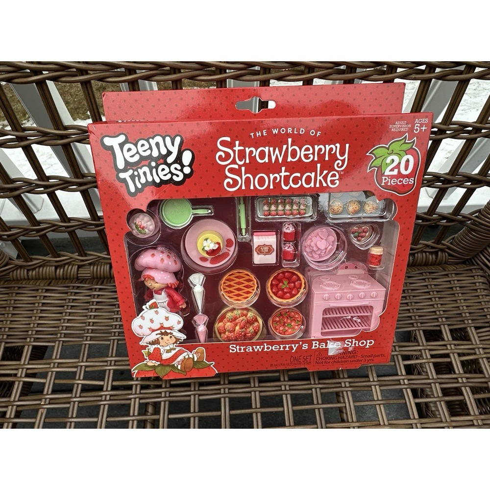 Teeny Tinies Strawberry Shortcakes Bake Shop Playset 20 Pieces Vintage Style NIB
